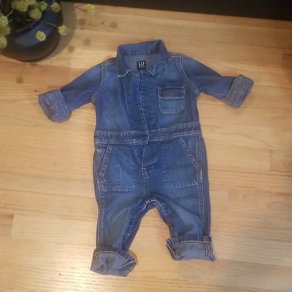 Baby GAP Denim  Overalls Coverall Jumpsuit  Romper one piece size 12-18 months